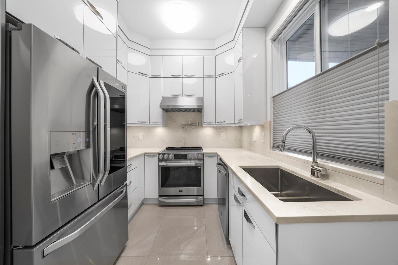 1211 Foster Avenue - Central Coquitlam Single Family Residence for Sale, 8 Bedrooms (R3075549)# - 23