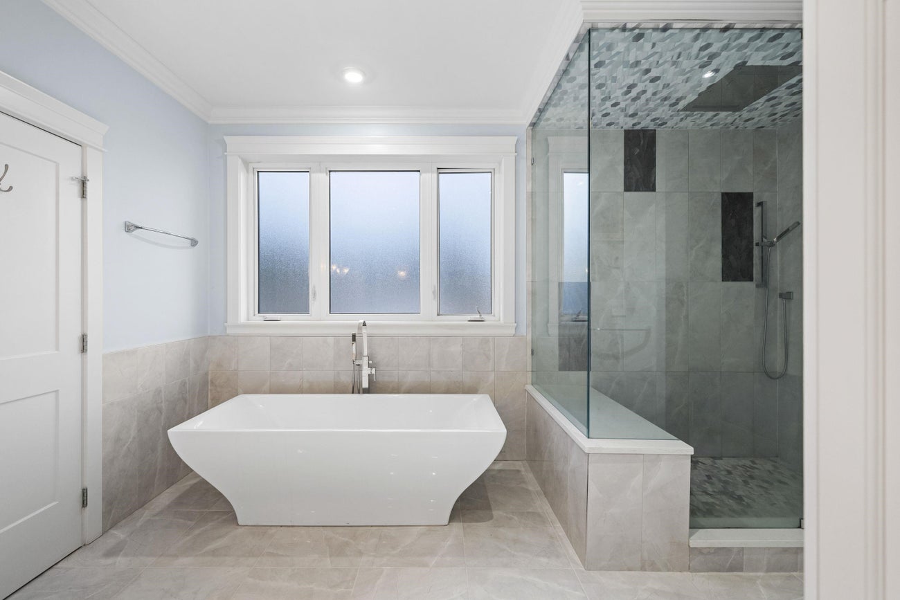 656 Blue Mountain Street - Coquitlam West Single Family Residence for Sale, 7 Bedrooms (R3086947)# - 16