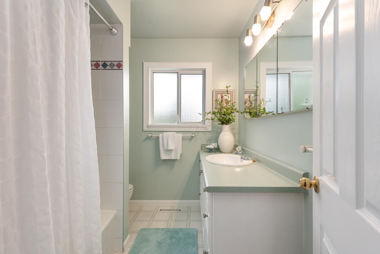 2070 Lyons Court - Central Coquitlam Single Family Residence for Sale, 3 Bedrooms (R3087897)# - 14