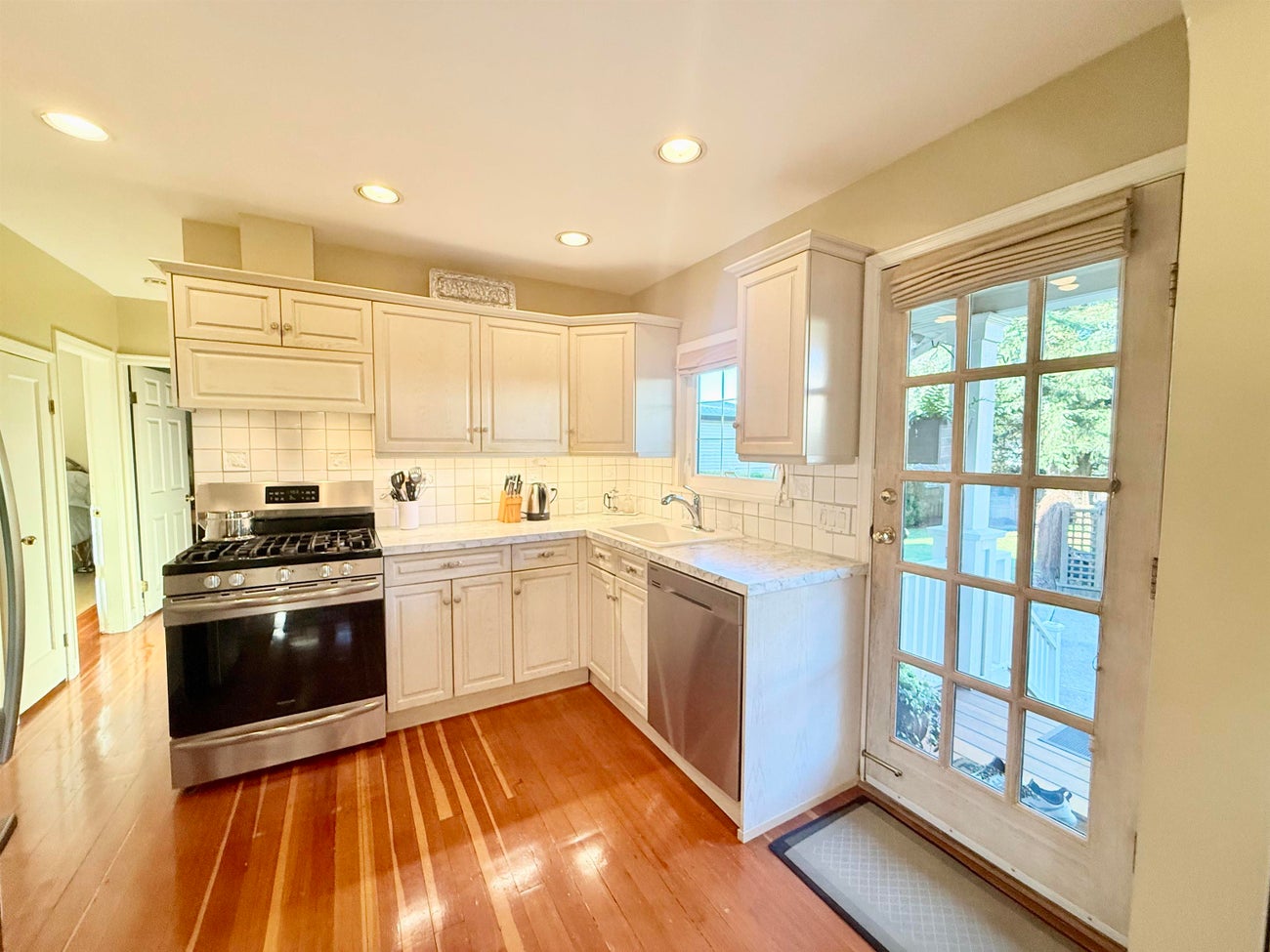 680 Thompson Avenue - Coquitlam West Single Family Residence for Sale, 4 Bedrooms (R3088027)# - 10