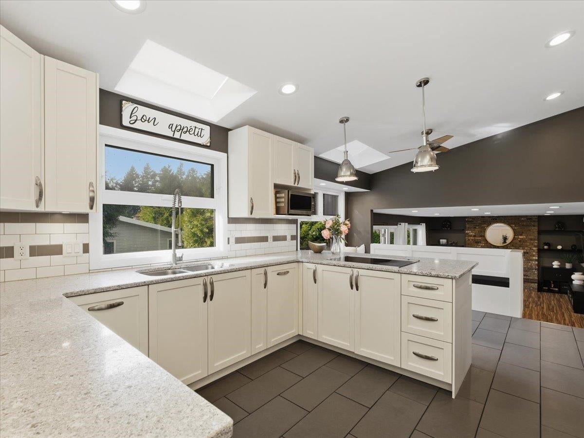 385 Hickey Drive - Coquitlam East Single Family Residence for Sale, 5 Bedrooms (R3088082)# - 3