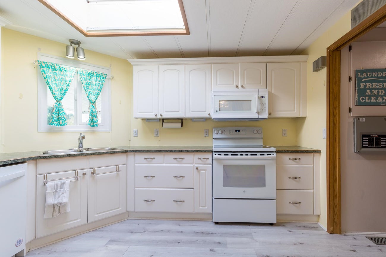 107 - 145 King Edwards Street - Maillardville Manufactured Home for Sale, 2 Bedrooms (R3088735)# - 22 107 - 145 King Edwards Street - Maillardville Manufactured Home for Sale, 2 Bedrooms (R3088735)# - 22