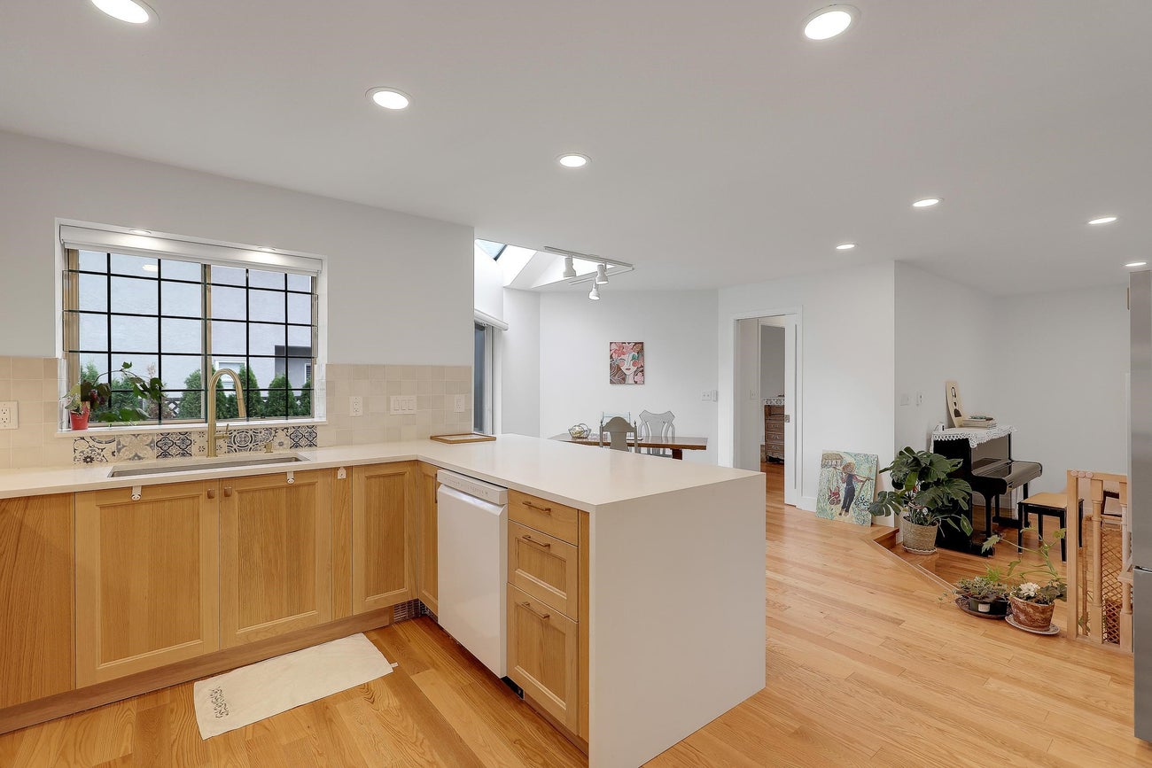 907 Sprice Avenue - Coquitlam West Single Family Residence for Sale, 6 Bedrooms (R3088929)# - 15