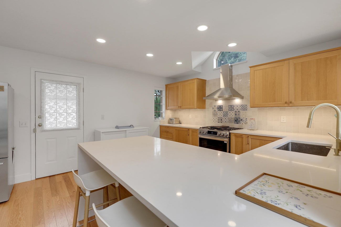 907 Sprice Avenue - Coquitlam West Single Family Residence for Sale, 6 Bedrooms (R3088929)# - 17