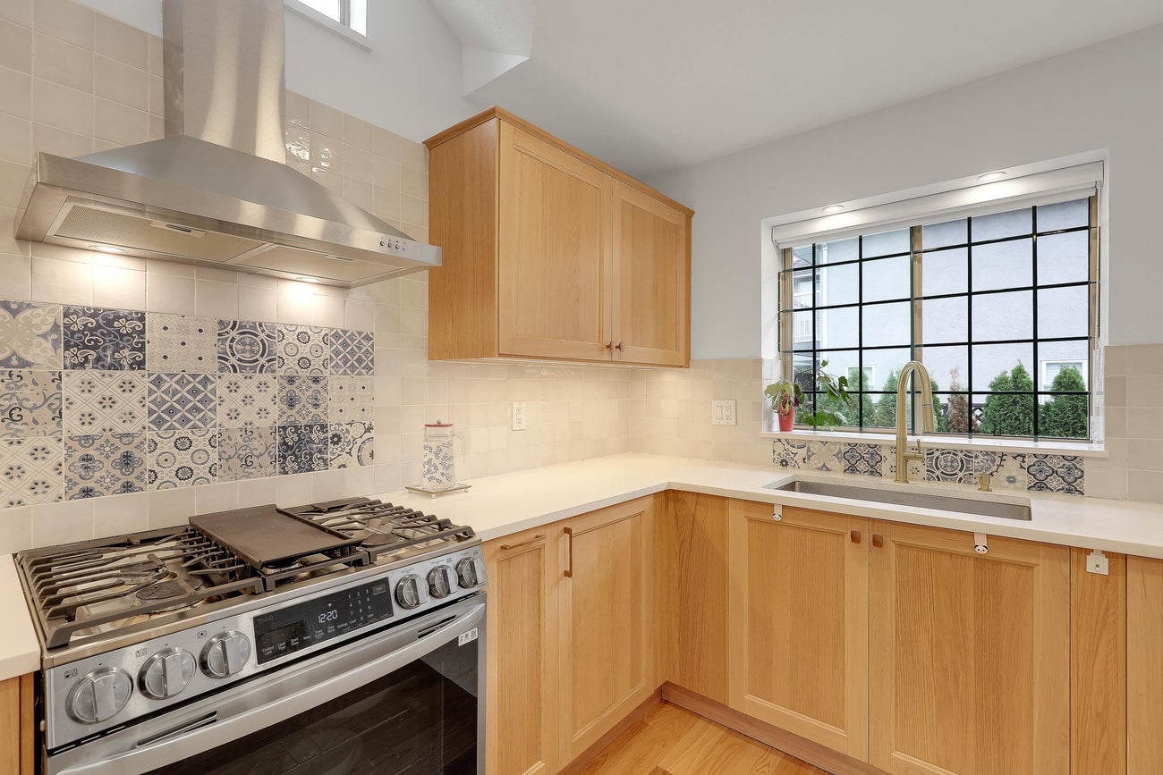 907 Sprice Avenue - Coquitlam West Single Family Residence for Sale, 6 Bedrooms (R3088929)# - 18