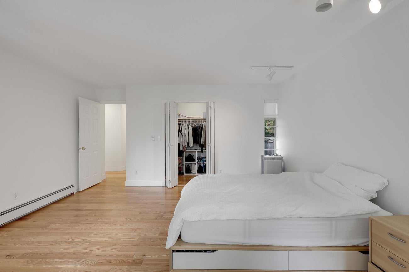 907 Sprice Avenue - Coquitlam West Single Family Residence for Sale, 6 Bedrooms (R3088929)# - 20