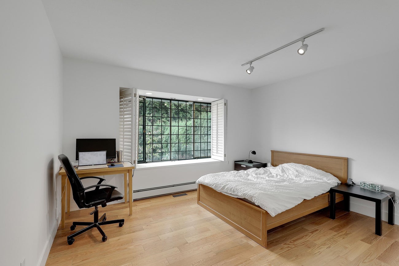 907 Sprice Avenue - Coquitlam West Single Family Residence for Sale, 6 Bedrooms (R3088929)# - 21