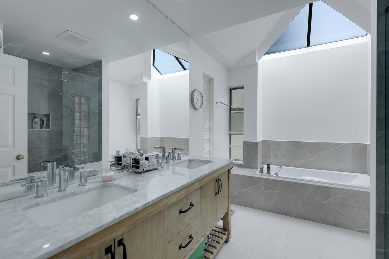 907 Sprice Avenue - Coquitlam West Single Family Residence for Sale, 6 Bedrooms (R3088929)# - 23