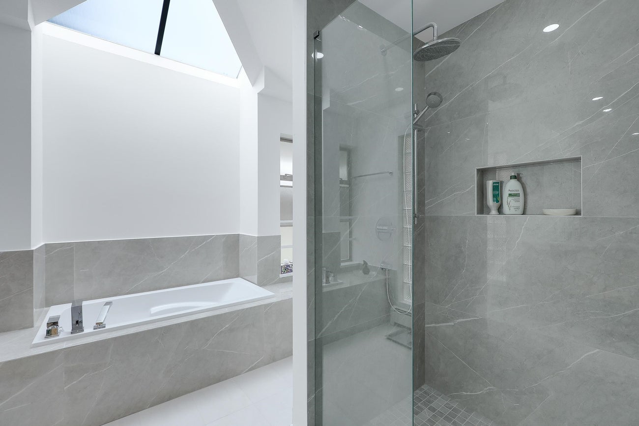 907 Sprice Avenue - Coquitlam West Single Family Residence for Sale, 6 Bedrooms (R3088929)# - 24