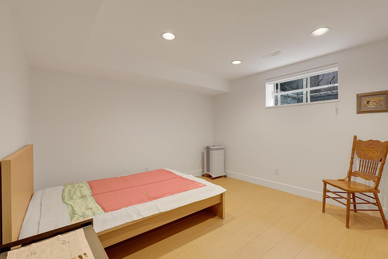 907 Sprice Avenue - Coquitlam West Single Family Residence for Sale, 6 Bedrooms (R3088929)# - 30