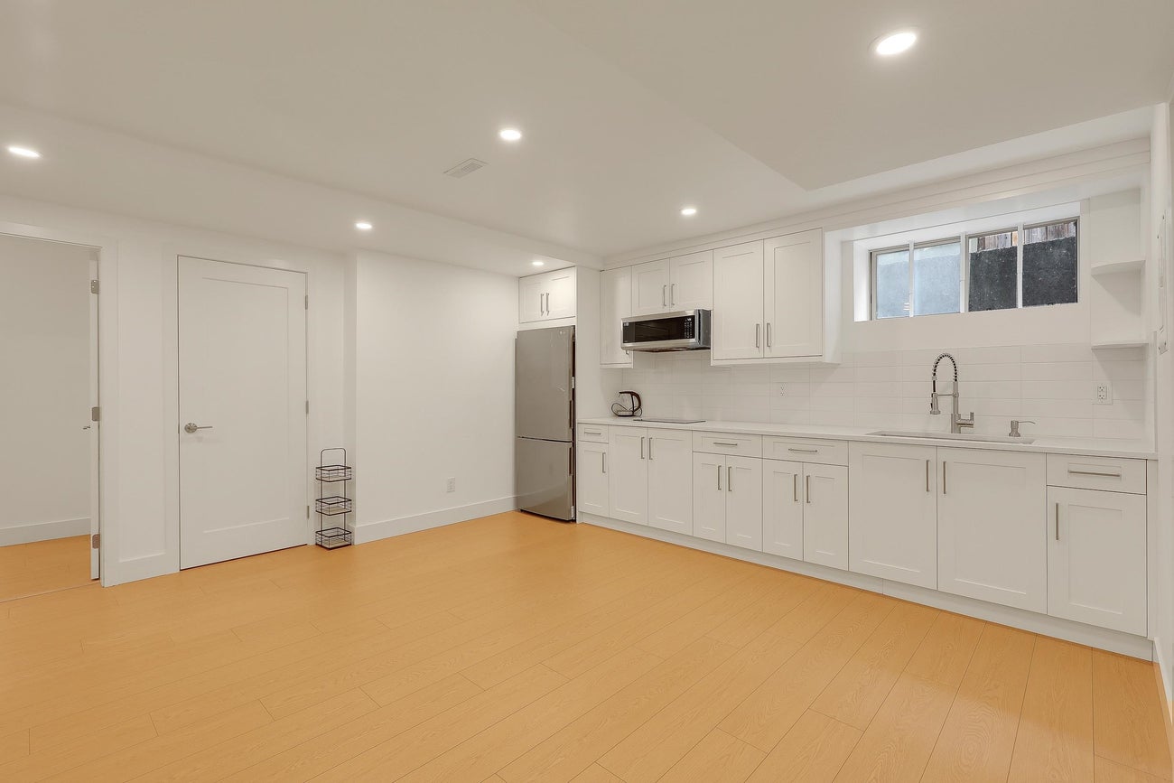 907 Sprice Avenue - Coquitlam West Single Family Residence for Sale, 6 Bedrooms (R3088929)# - 31