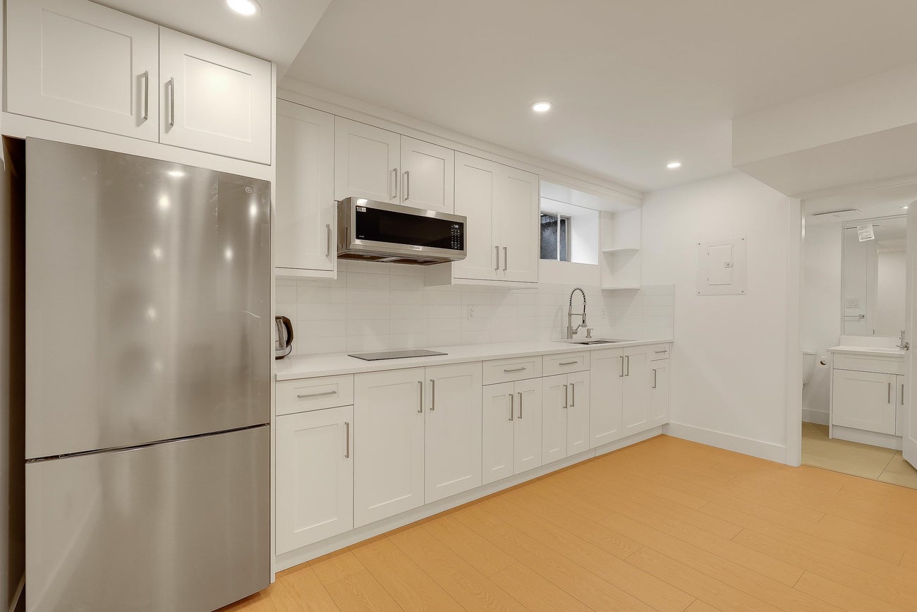 907 Sprice Avenue - Coquitlam West Single Family Residence for Sale, 6 Bedrooms (R3088929)# - 32