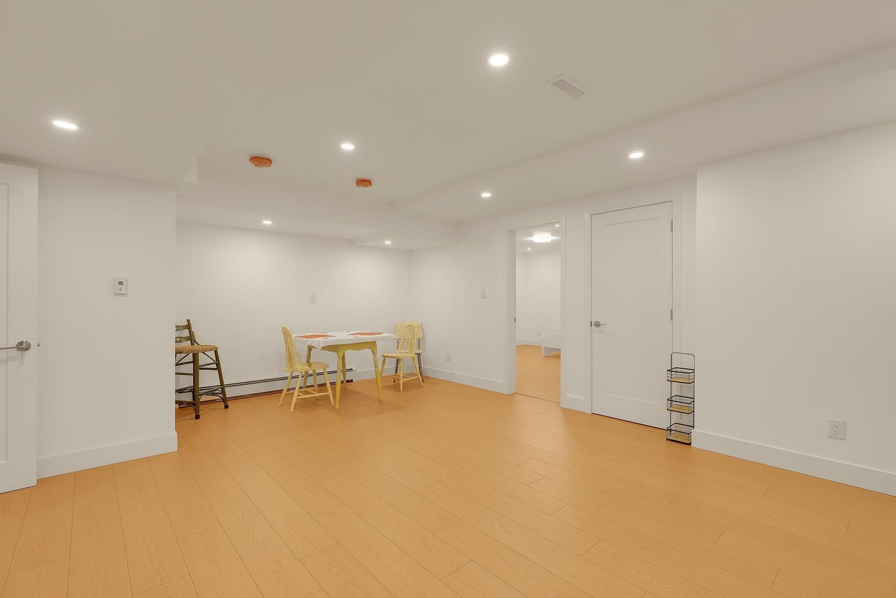 907 Sprice Avenue - Coquitlam West Single Family Residence for Sale, 6 Bedrooms (R3088929)# - 33