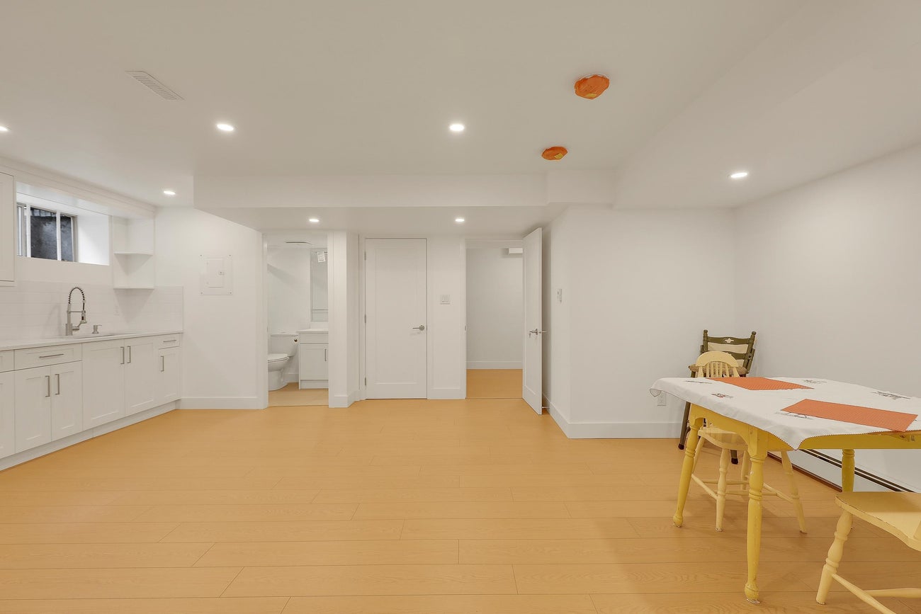 907 Sprice Avenue - Coquitlam West Single Family Residence for Sale, 6 Bedrooms (R3088929)# - 34