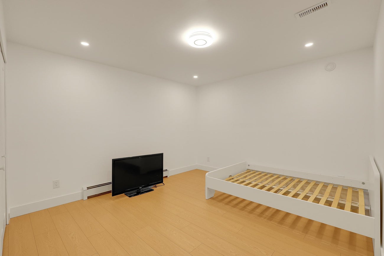 907 Sprice Avenue - Coquitlam West Single Family Residence for Sale, 6 Bedrooms (R3088929)# - 35