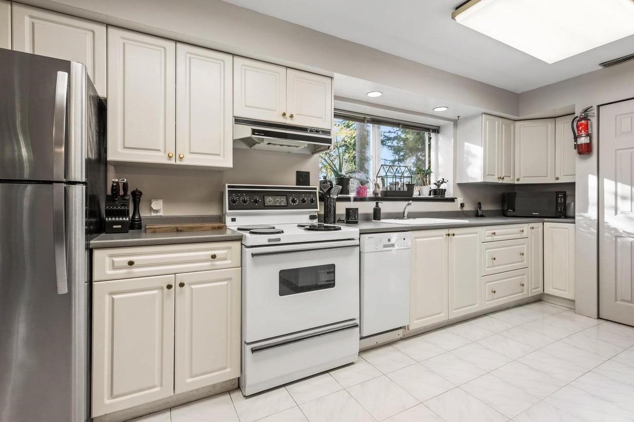 2560 Haversley Avenue - Coquitlam East Single Family Residence for Sale, 4 Bedrooms (R3089767)# - 27