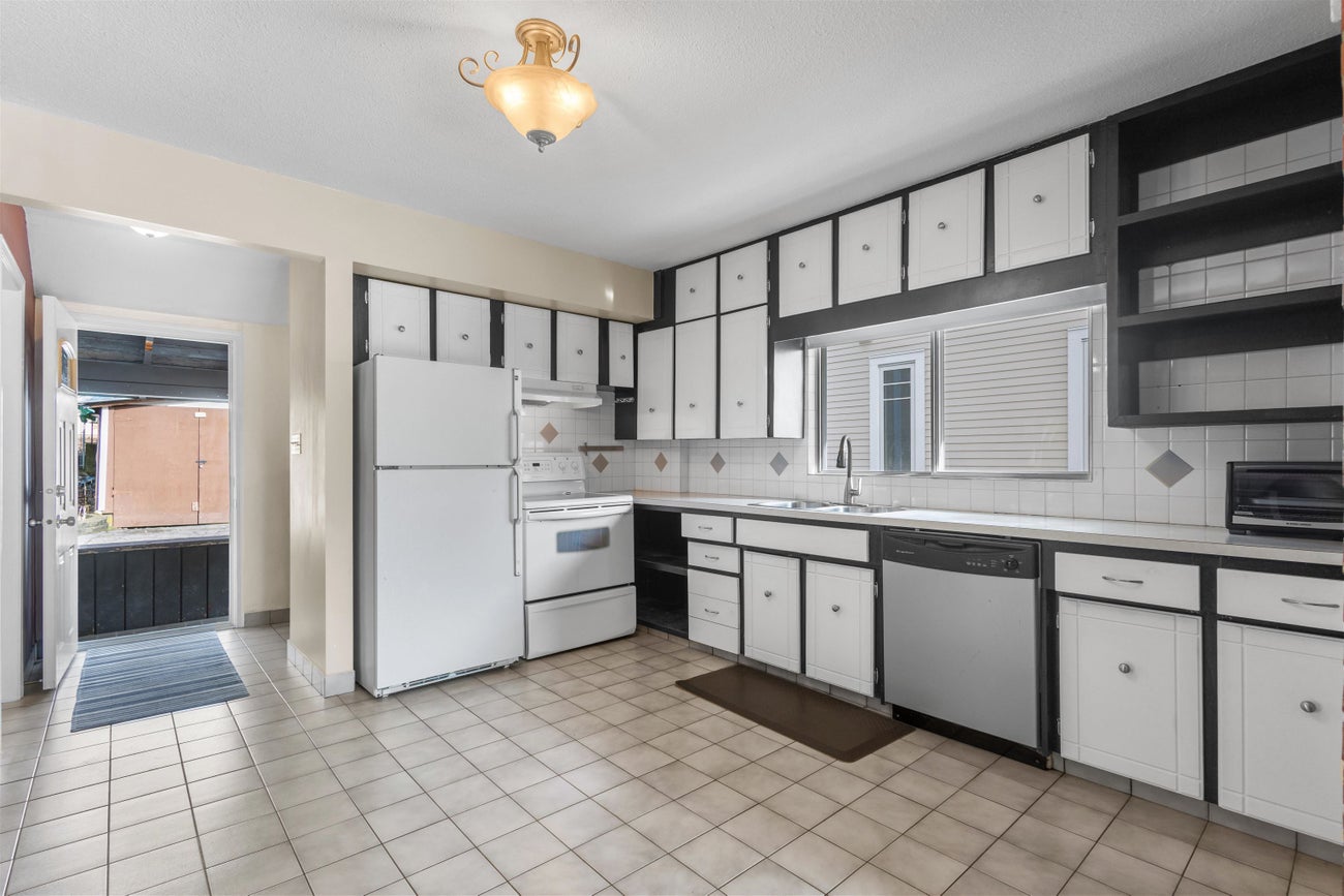 1111 Cartier Avenue - Maillardville Single Family Residence for Sale, 3 Bedrooms (R3091048)# - 11