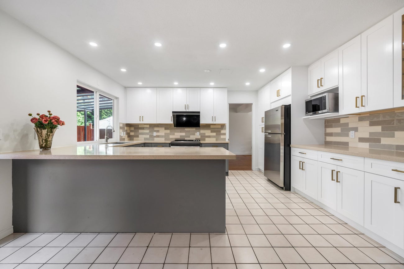 2507 Ashurst Avenue - Coquitlam East Single Family Residence for Sale, 7 Bedrooms (R3092373)# - 8 2507 Ashurst Avenue - Coquitlam East Single Family Residence for Sale, 7 Bedrooms (R3092373)# - 8