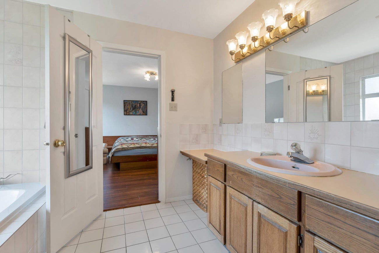 1859 Walnut Crescent - Central Coquitlam Single Family Residence for Sale, 5 Bedrooms (R3092772)# - 31