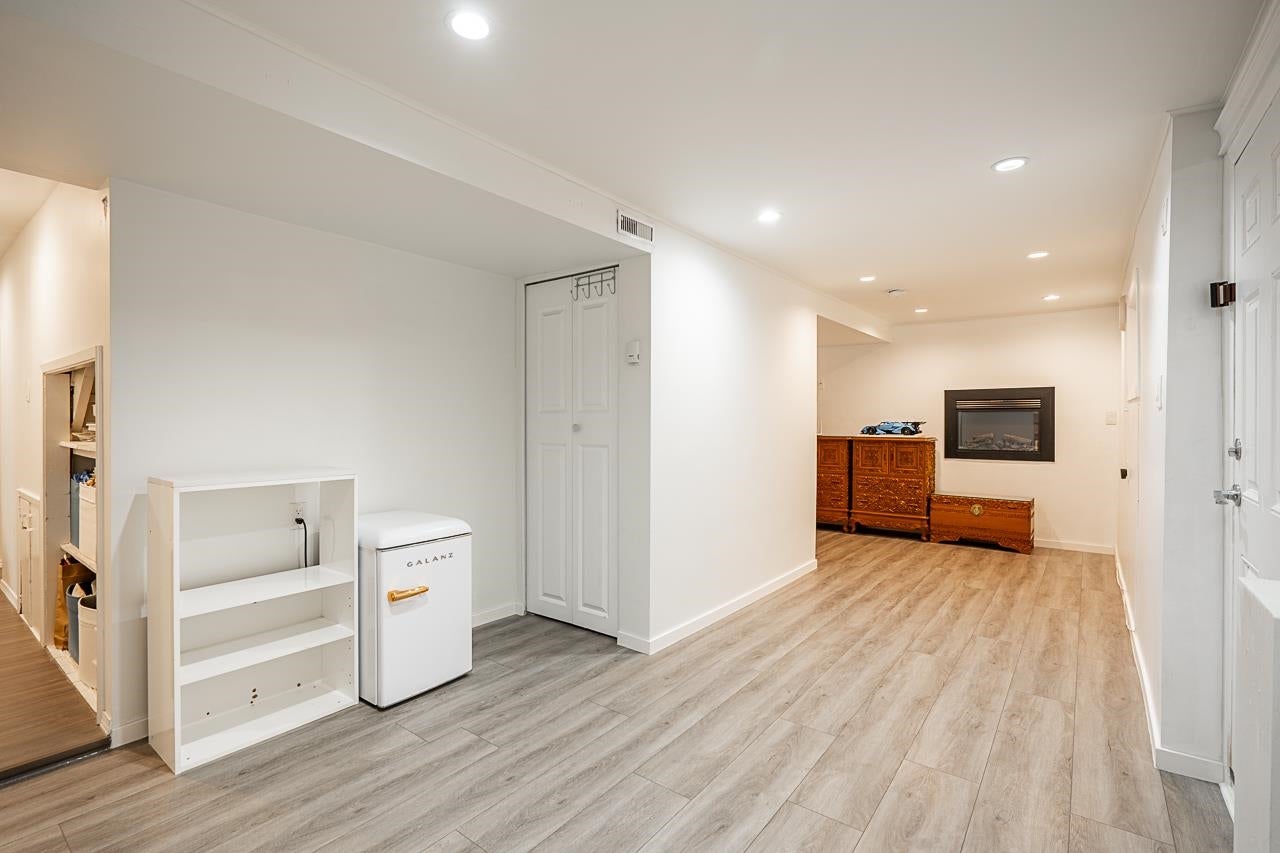 2057 Lorraine Avenue - Central Coquitlam Single Family Residence for Sale, 5 Bedrooms (R3092863)# - 14