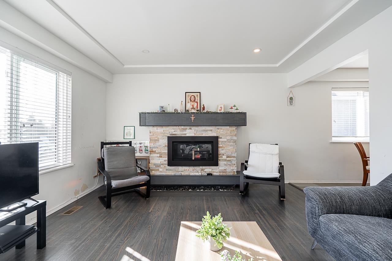 2057 Lorraine Avenue - Central Coquitlam Single Family Residence for Sale, 5 Bedrooms (R3092863)# - 1