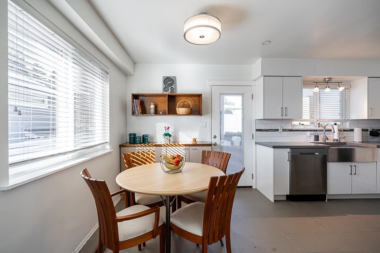 2057 Lorraine Avenue - Central Coquitlam Single Family Residence for Sale, 5 Bedrooms (R3092863)# - 3