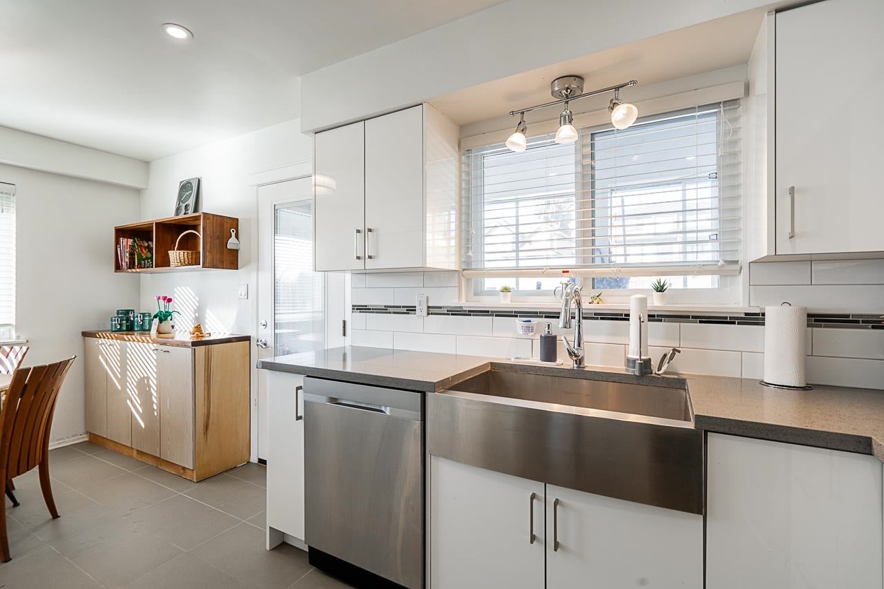 2057 Lorraine Avenue - Central Coquitlam Single Family Residence for Sale, 5 Bedrooms (R3092863)# - 5