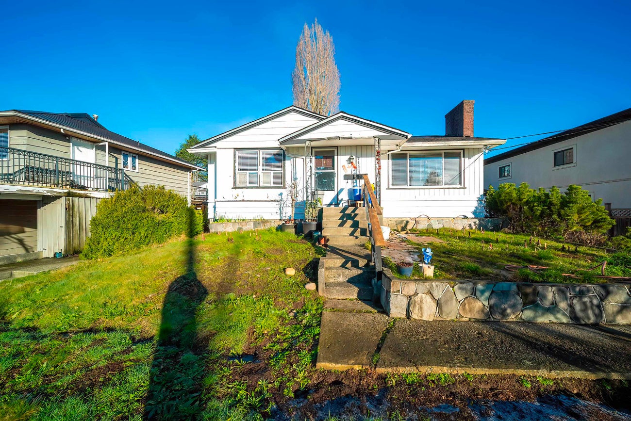 915 Walls Avenue - Maillardville Single Family Residence for Sale, 3 Bedrooms (R3093309)# - 1