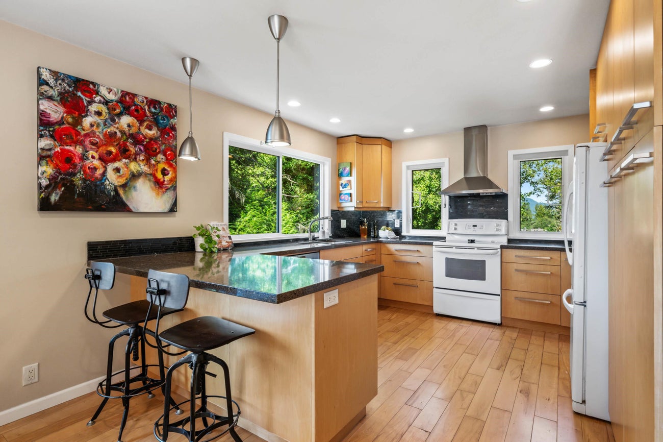 935 Stardale Avenue - Coquitlam West Single Family Residence for Sale, 4 Bedrooms (R3093884)# - 1