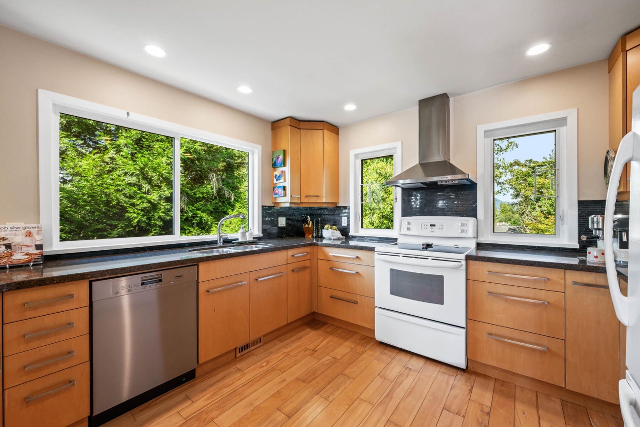 935 Stardale Avenue - Coquitlam West Single Family Residence for Sale, 4 Bedrooms (R3093884)# - 8