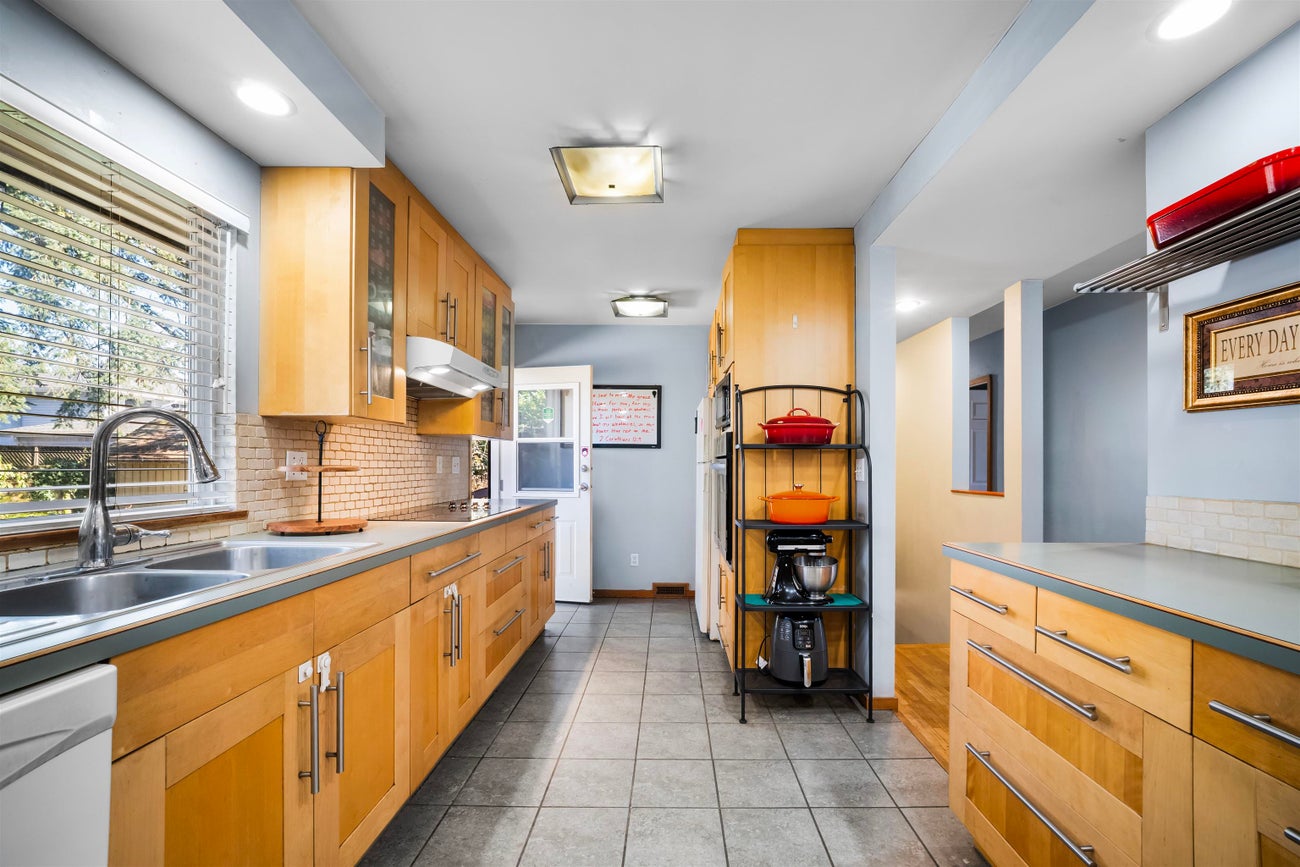 521 Brookmere Avenue - Coquitlam West Single Family Residence for Sale, 5 Bedrooms (R3097578)# - 8