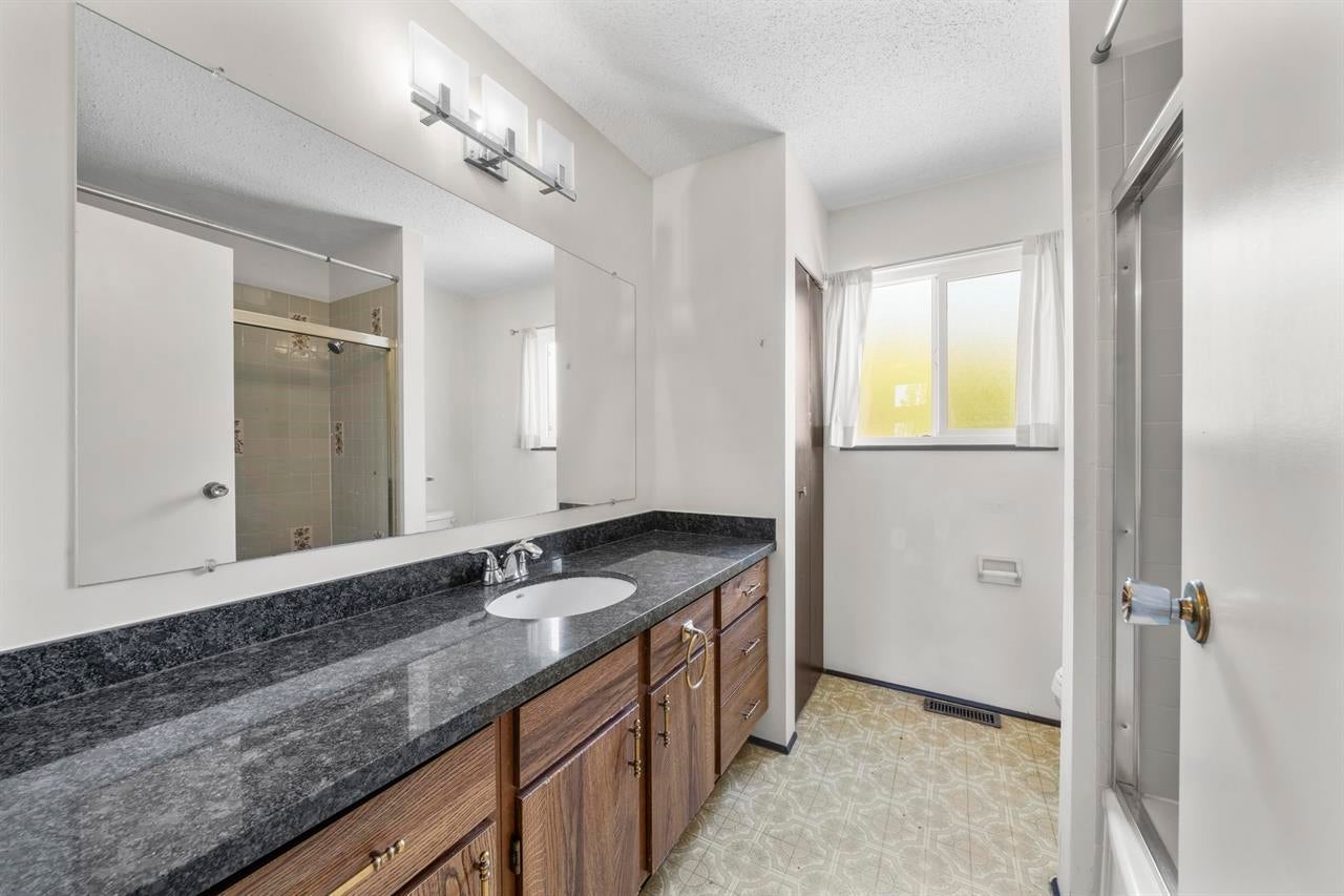 1060 Ayshire Drive - Simon Fraser Univer. Single Family Residence for Sale, 6 Bedrooms (R3108355)# - 13