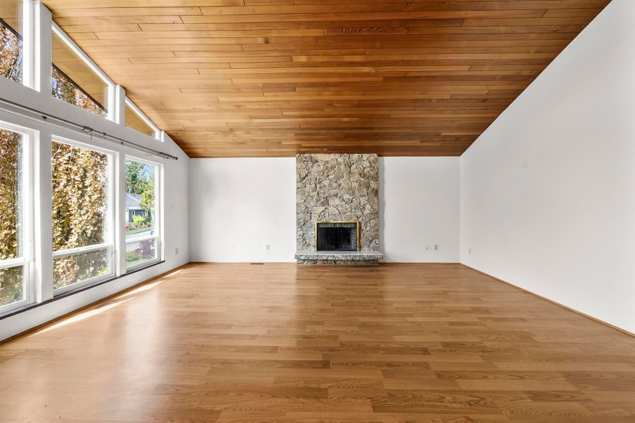 1060 Ayshire Drive - Simon Fraser Univer. Single Family Residence for Sale, 6 Bedrooms (R3108355)# - 6