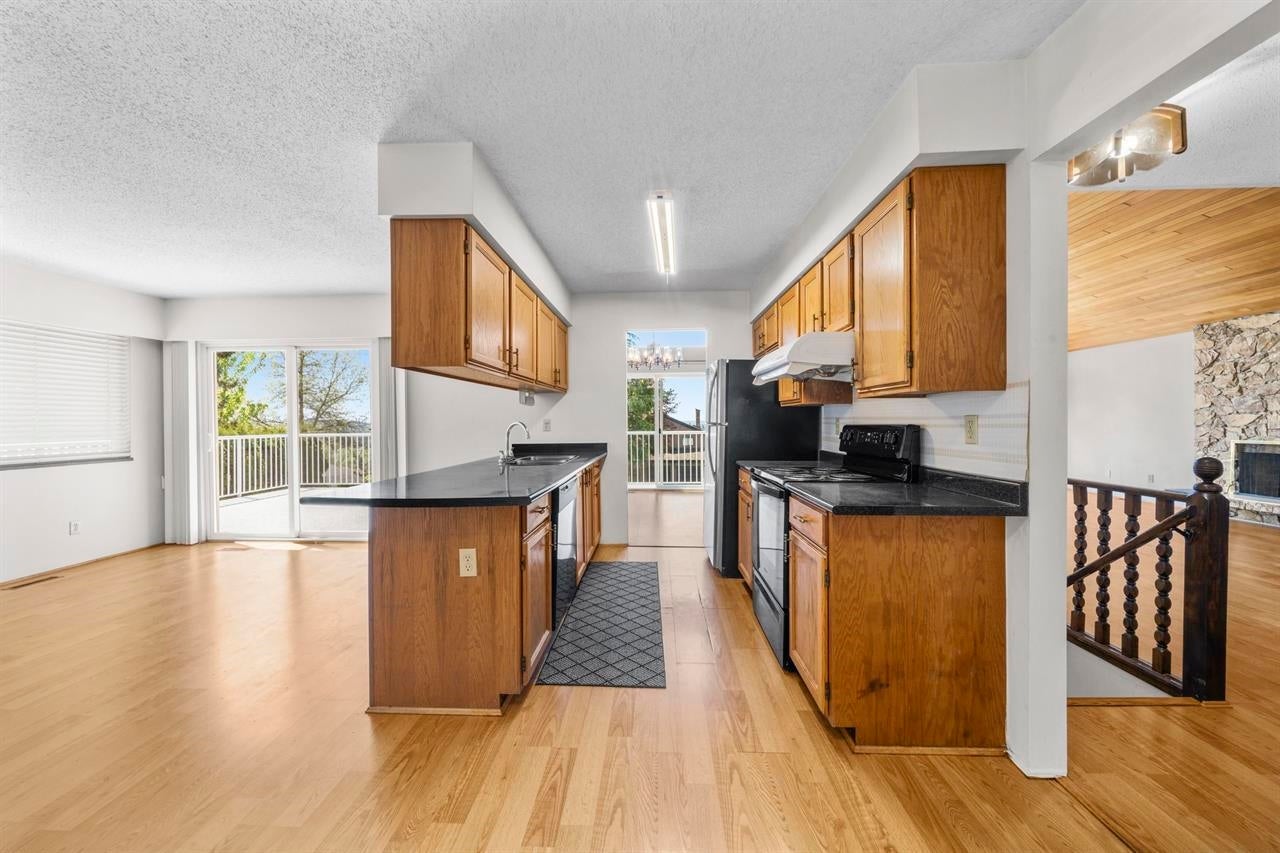 1060 Ayshire Drive - Simon Fraser Univer. Single Family Residence for Sale, 6 Bedrooms (R3108355)# - 8