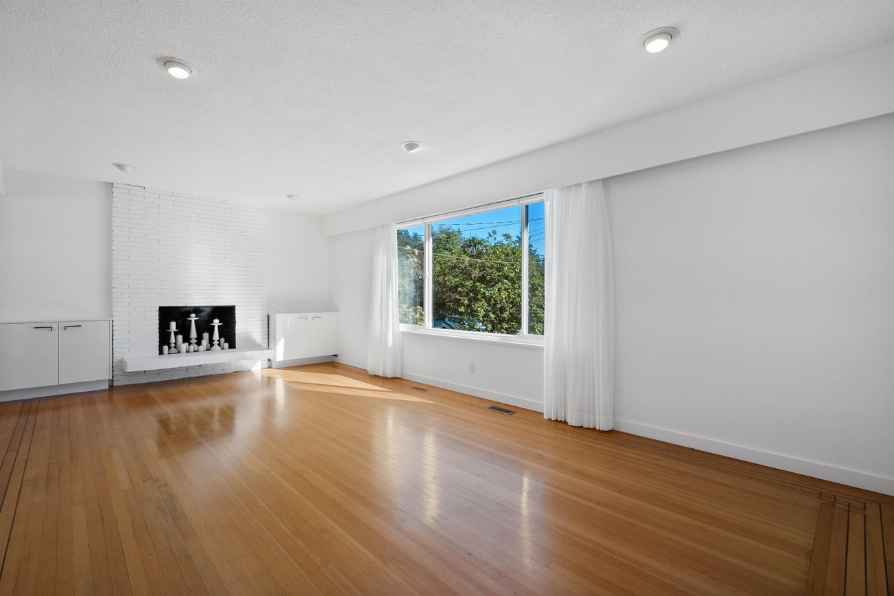 2039 Compton Court - Central Coquitlam Single Family Residence for Sale, 5 Bedrooms (R3111225)# - 2