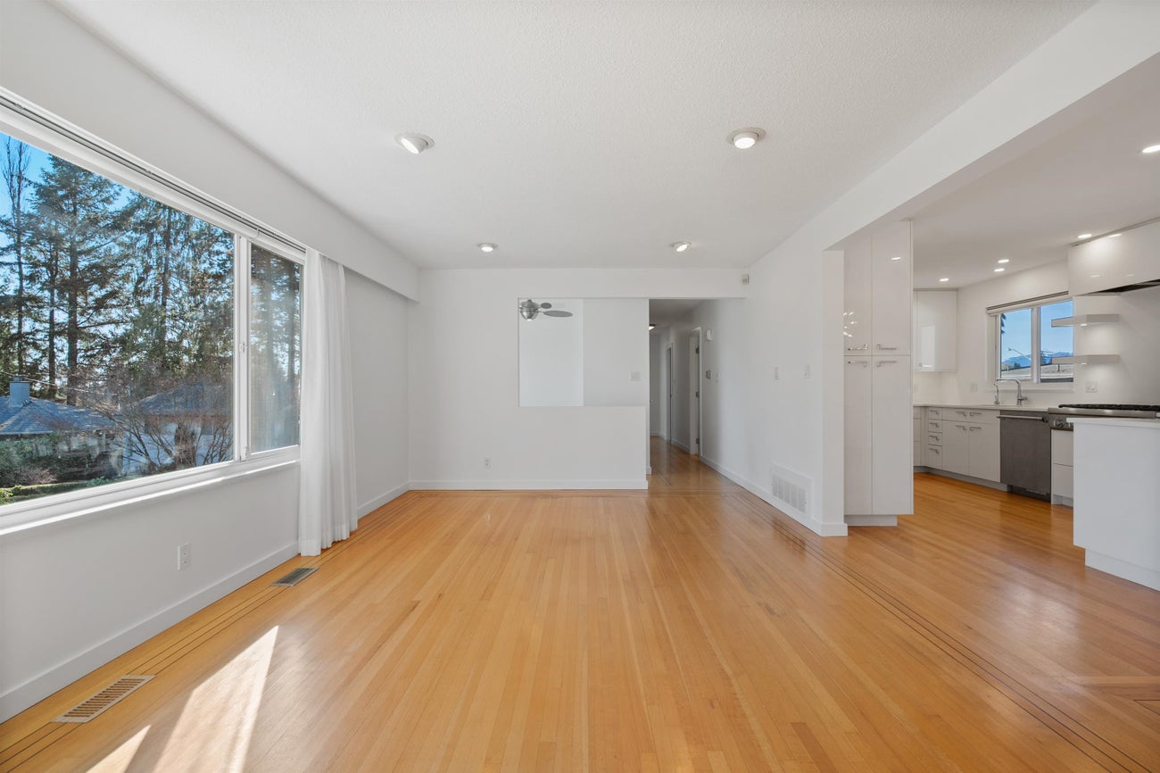 2039 Compton Court - Central Coquitlam Single Family Residence for Sale, 5 Bedrooms (R3111225)# - 3