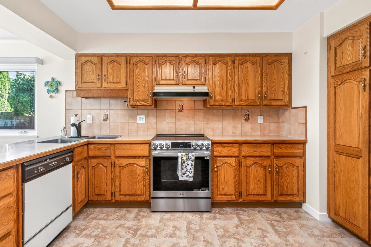 1558 Glen Abbey Drive - Simon Fraser Univer. single-family-residence for Sale, 4 Bedrooms (R3114455)# - 12