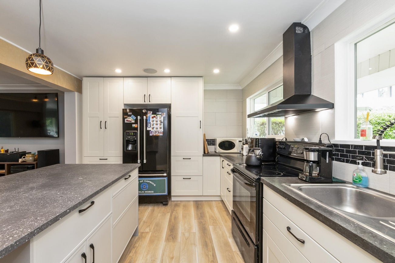 320 Gloucester Court - Coquitlam East Single Family Residence for Sale, 3 Bedrooms (R3116034)# - 13