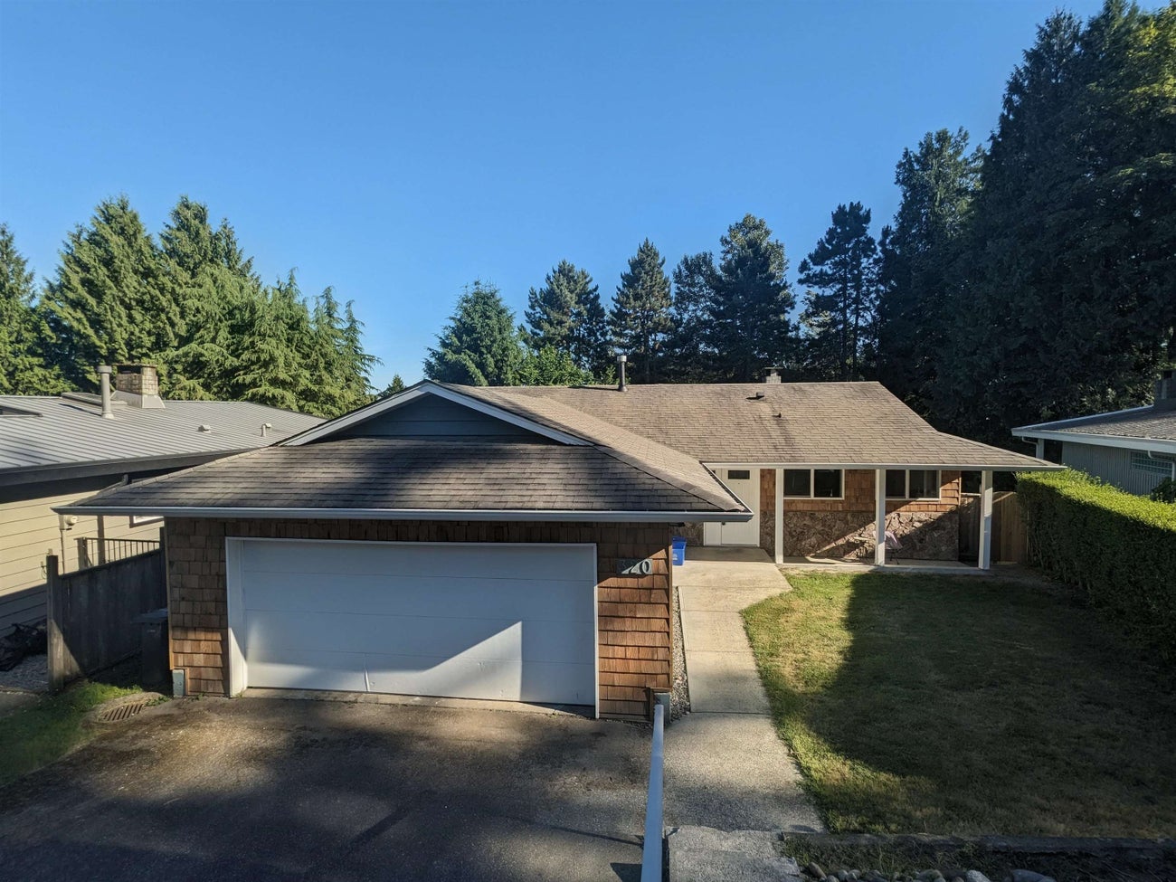 320 Gloucester Court - Coquitlam East Single Family Residence for Sale, 3 Bedrooms (R3116034)# - 1