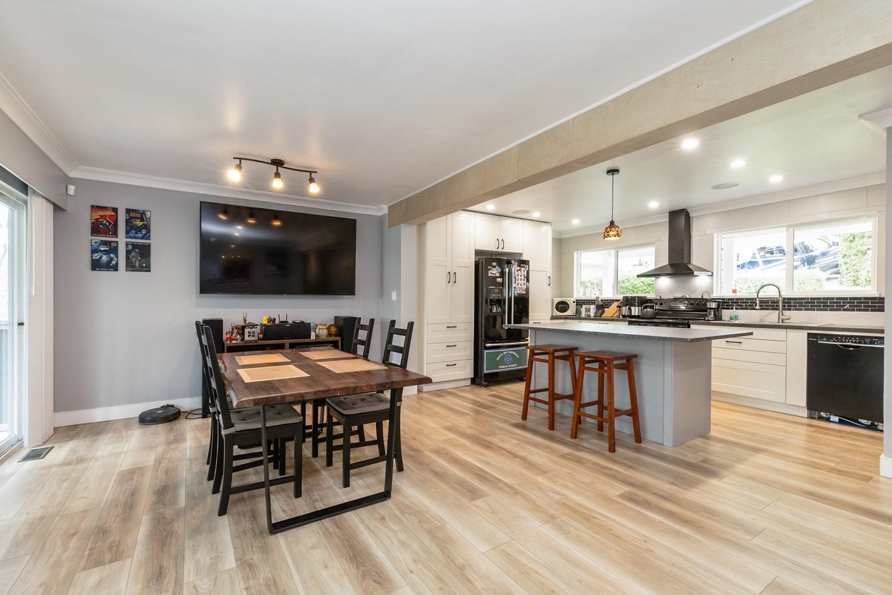 320 Gloucester Court - Coquitlam East Single Family Residence for Sale, 3 Bedrooms (R3116034)# - 8
