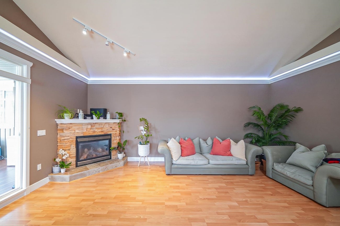 735 Schoolhouse Street - Central Coquitlam Single Family Residence for Sale, 7 Bedrooms (R3117261)# - 8
