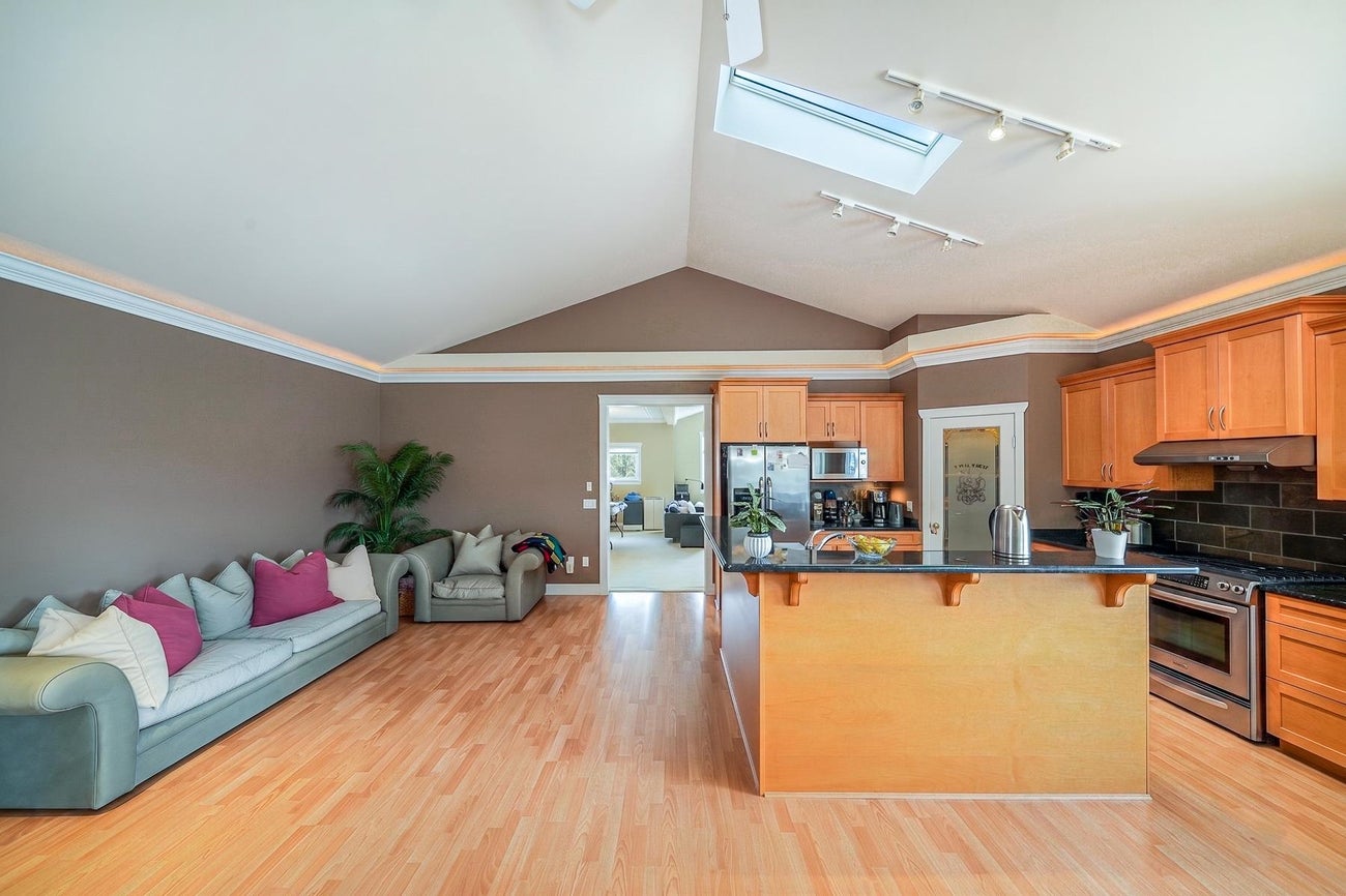 735 Schoolhouse Street - Central Coquitlam Single Family Residence for Sale, 7 Bedrooms (R3117261)# - 9