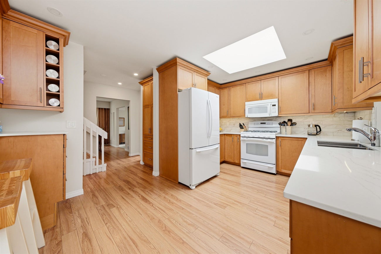 2563 Ashurst Avenue - Coquitlam East Single Family Residence for Sale, 4 Bedrooms (R3119339)# - 10