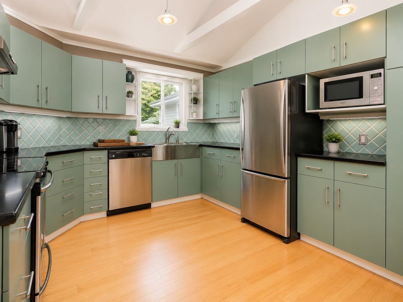 923 Quadling Avenue - Maillardville Single Family Residence for Sale, 3 Bedrooms (R3136857)# - 9