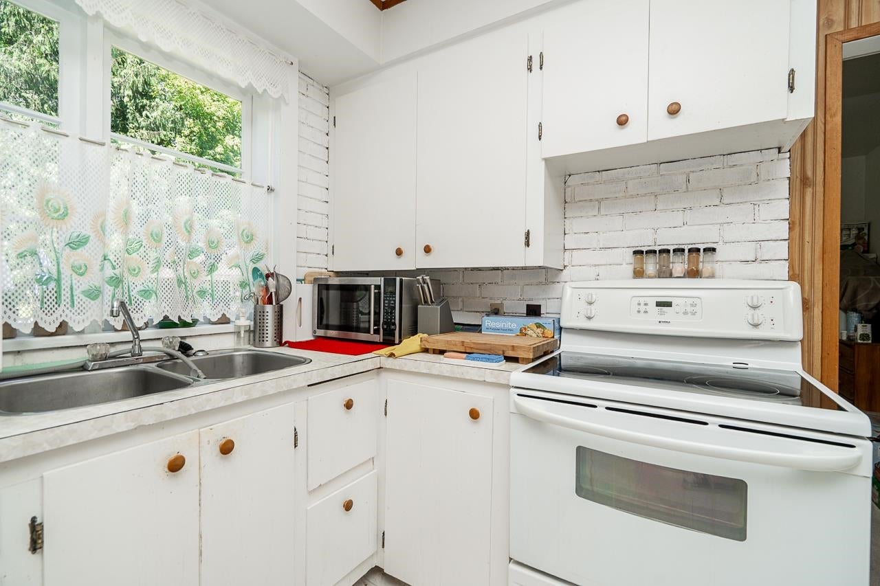 715 Roderick Avenue - Coquitlam West Single Family Residence for Sale, 3 Bedrooms (R3136949)# - 11
