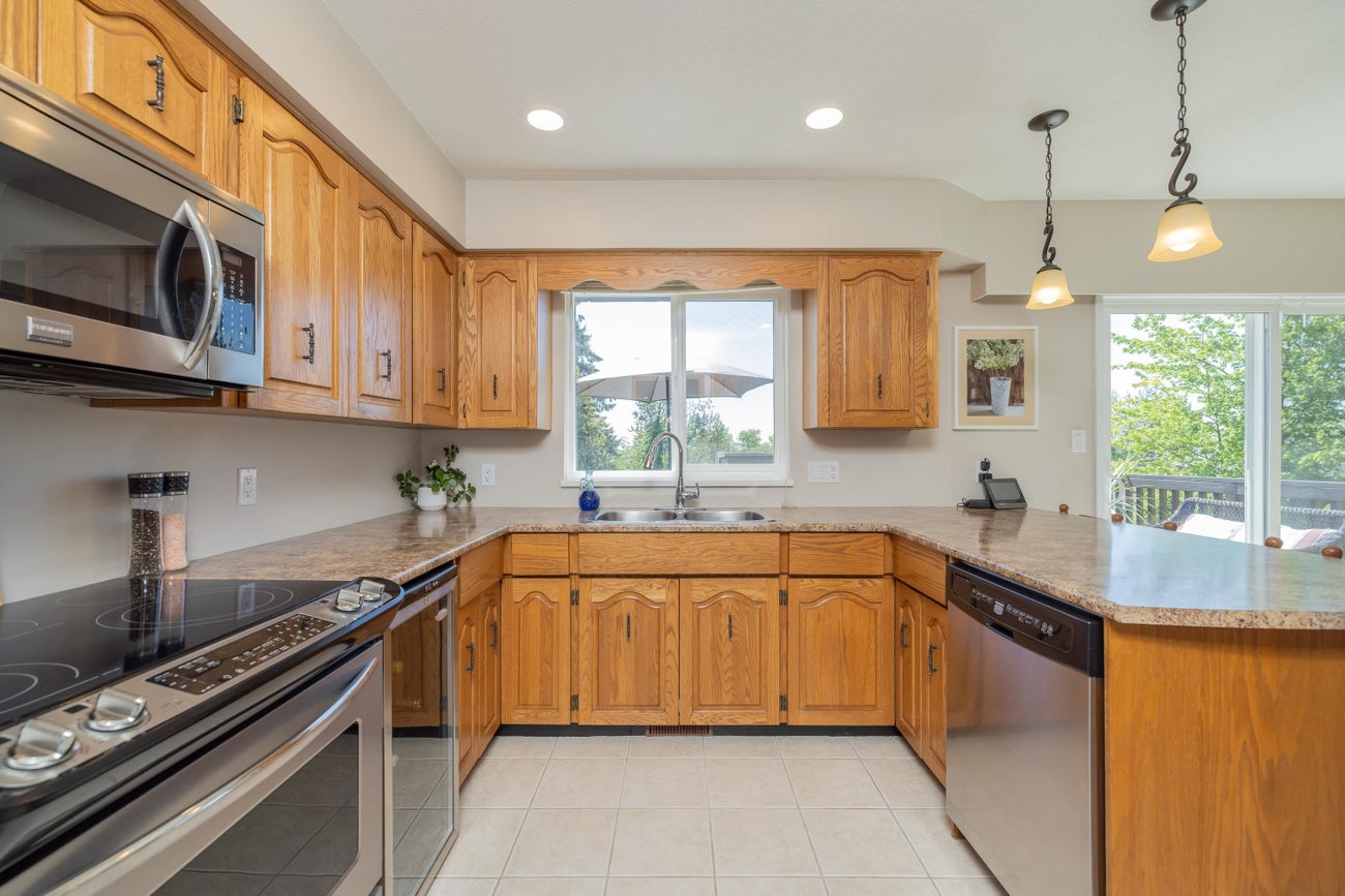 455 Alouette Drive - Coquitlam East Single Family Residence for Sale, 6 Bedrooms (R3140538)# - 10