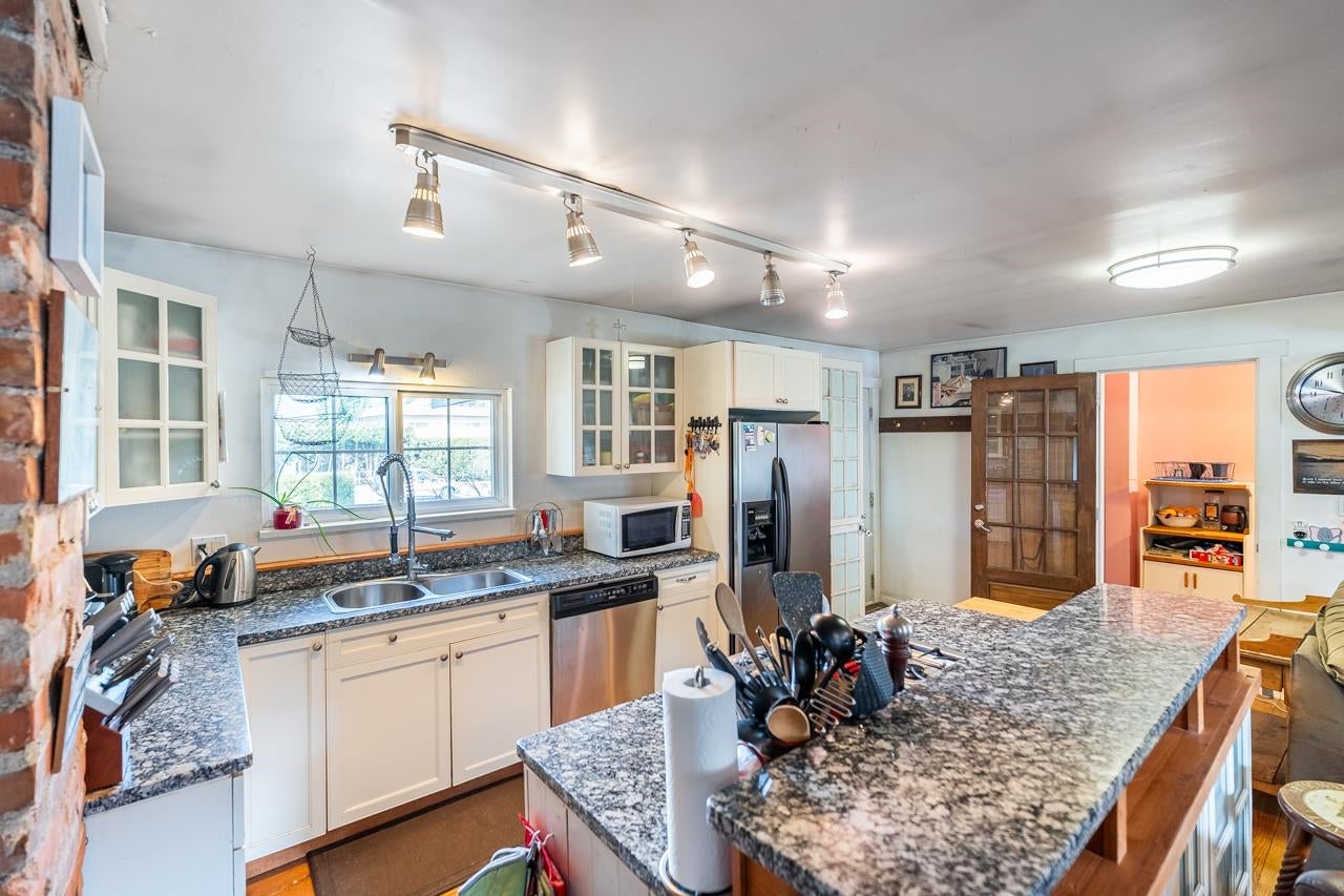 1052 Como Lake Avenue - Central Coquitlam Single Family Residence for Sale, 3 Bedrooms (R3143751)# - 4
