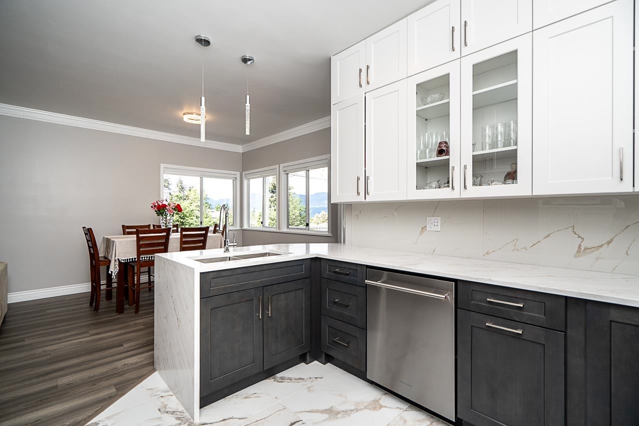2775 Nadina Drive - Coquitlam East Single Family Residence for Sale, 7 Bedrooms (R3153467)# - 13 2775 Nadina Drive - Coquitlam East Single Family Residence for Sale, 7 Bedrooms (R3153467)# - 13