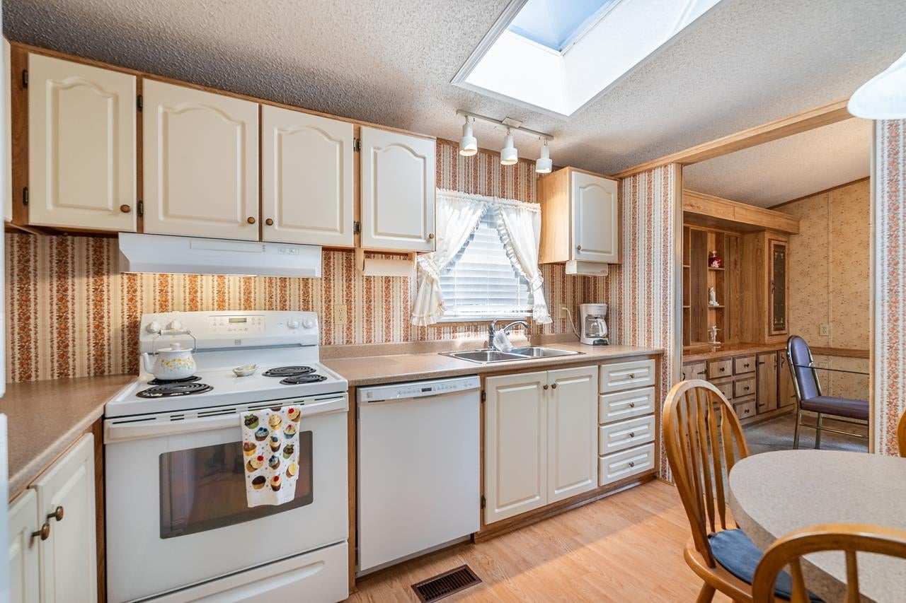20 - 145 King Edward Street - Maillardville Manufactured Home for Sale, 2 Bedrooms (R3153872)# - 12 20 - 145 King Edward Street - Maillardville Manufactured Home for Sale, 2 Bedrooms (R3153872)# - 12