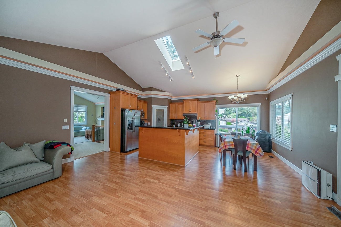 735 Schoolhouse Street - Central Coquitlam Single Family Residence for Sale, 7 Bedrooms (R3155199)# - 10